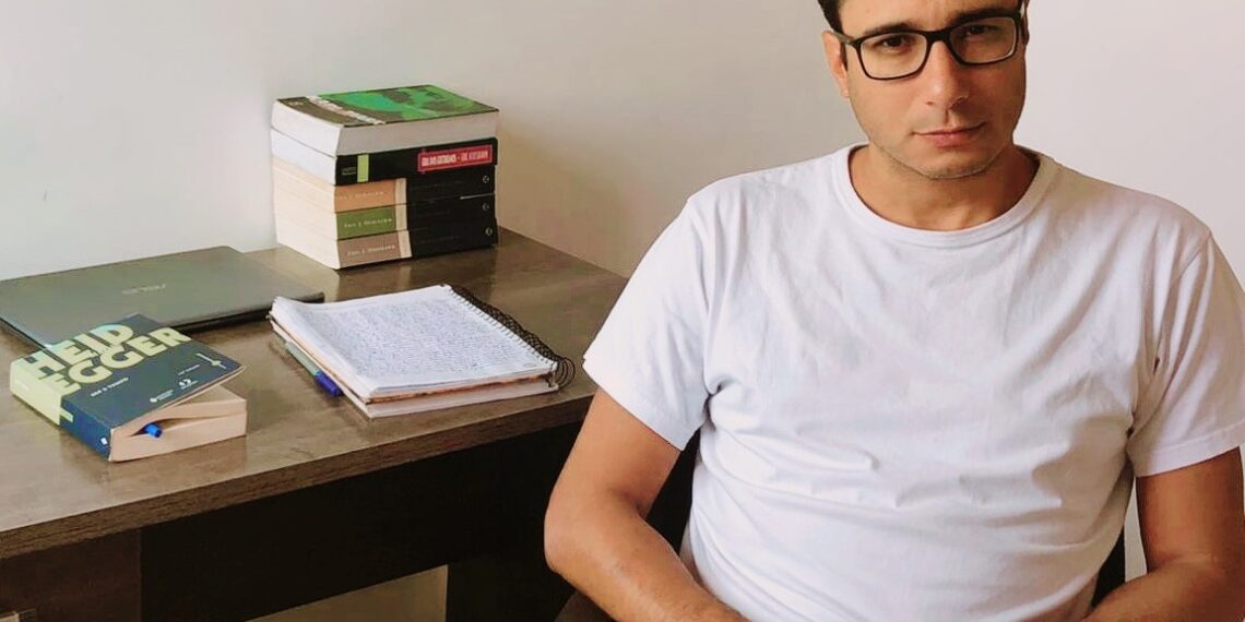 Autor poços-caldense lança livro: “Da necessidade de se transformar o mundo”