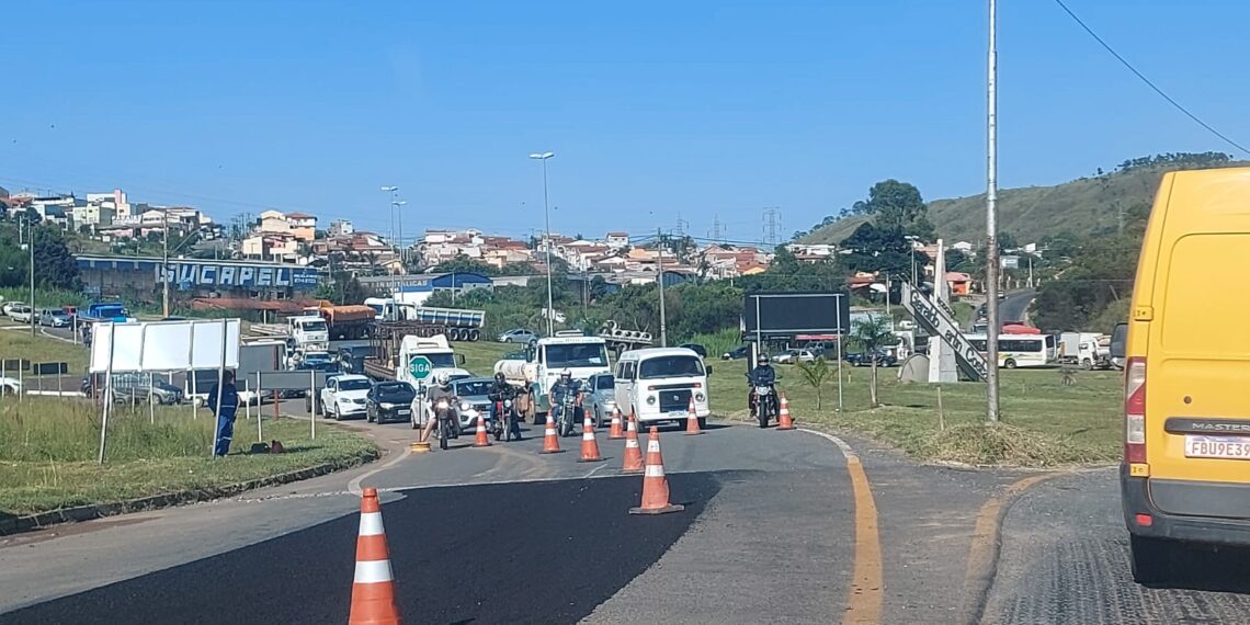 Obras de recapeamento chegam a rotatória na Rodovia do Contorno em Poços de Caldas