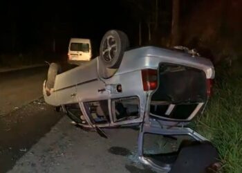 Motorista perde controle da direção e veículo capota na Rodovia do Contorno em Poços