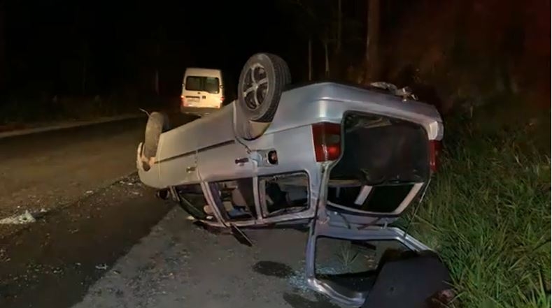 Motorista perde controle da direção e veículo capota na Rodovia do Contorno em Poços