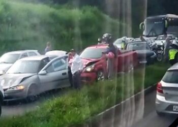 Engavetamento envolve pelo menos quatro veículos em Poços de Caldas