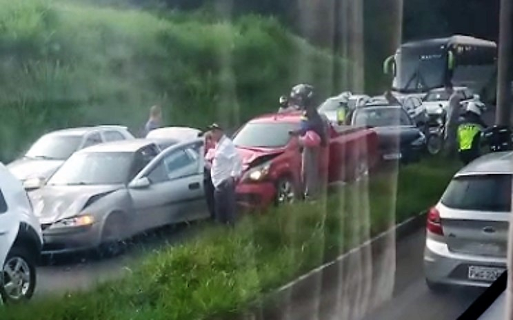 Engavetamento envolve pelo menos quatro veículos em Poços de Caldas