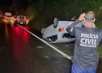 Homem capota veículo e fica ferido na MG-050, em Itaú de Minas