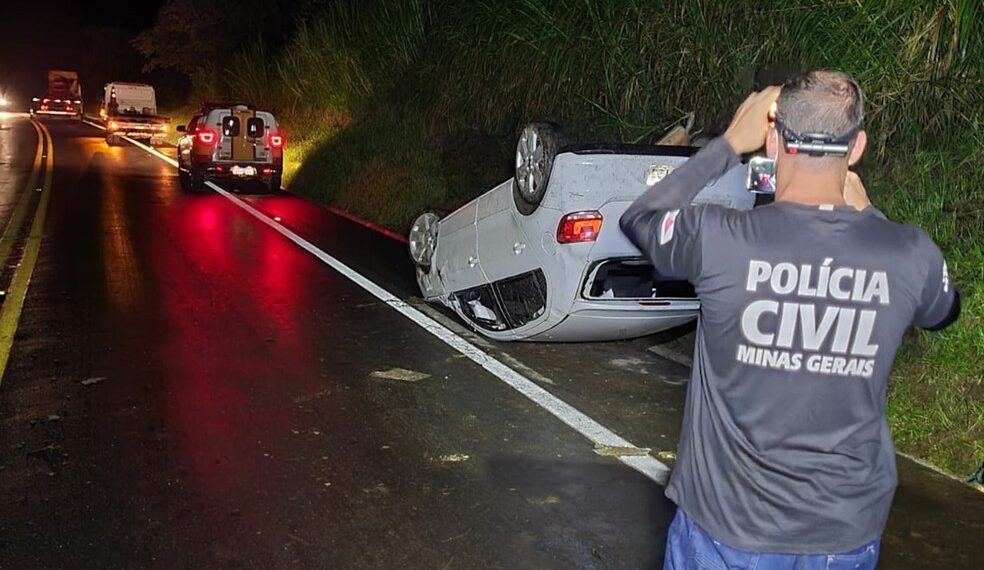 Homem capota veículo e fica ferido na MG-050, em Itaú de Minas
