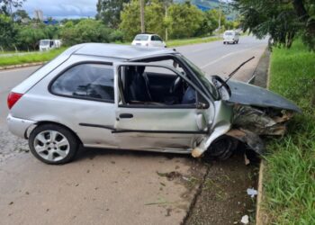Mulher de 24 anos fica ferida após bater carro em árvore em Poços de Caldas
