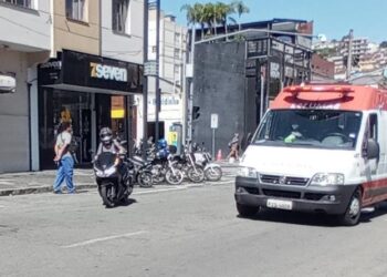 Idosa fica ferida após acidente entre moto e carro em Poços de Caldas