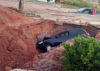 Mulher cai com carro em buraco de obra e é presa por embriaguez em Alpinópolis