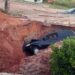 Mulher cai com carro em buraco de obra e é presa por embriaguez em Alpinópolis