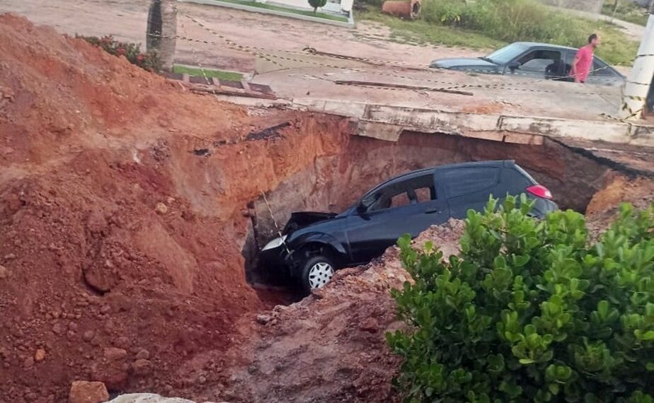 Mulher cai com carro em buraco de obra e é presa por embriaguez em Alpinópolis