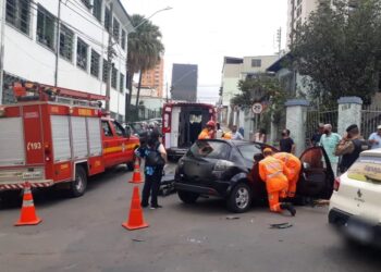 Acidente entre dois carros em Alfenas deixa uma mulher ferida