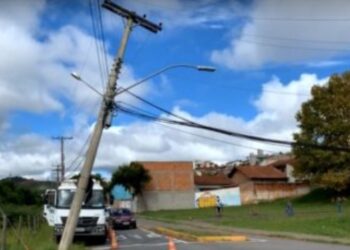 Caminhão enrosca em fios, quebra postes e deixa moradores sem energia em Poços