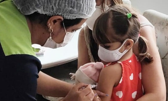Primeira dose contra a covid-19 já foi aplicada em mais de 200 mil crianças em MG