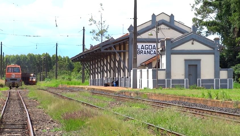 Homem morre após ser algemado em trilho de trem em Casa Branca-SP