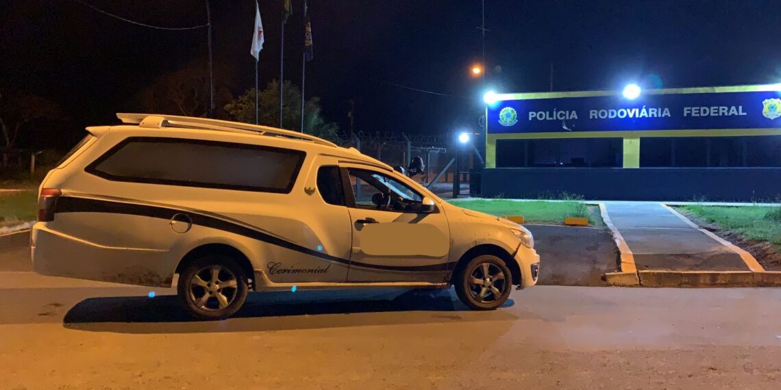 Motorista de carro funerário foragido da justiça é preso pela PRF em Poços