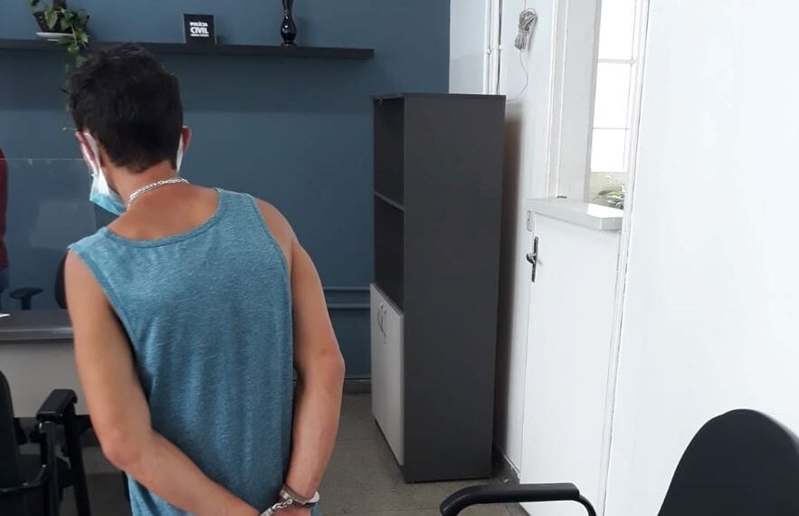 Homem é preso após furtar roupas de loja no centro de Poços de Caldas