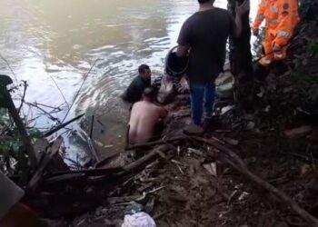 Bombeiros e agentes da prefeitura de Poços salvam mãe e filha após carro cair em rio