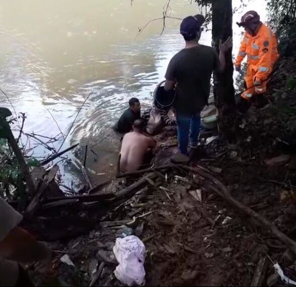 Bombeiros e agentes da prefeitura de Poços salvam mãe e filha após carro cair em rio