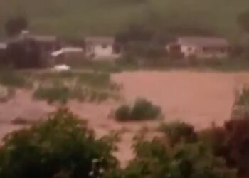 Poço Fundo tem ruas alagadas pela chuva, que deixa famílias desabrigadas