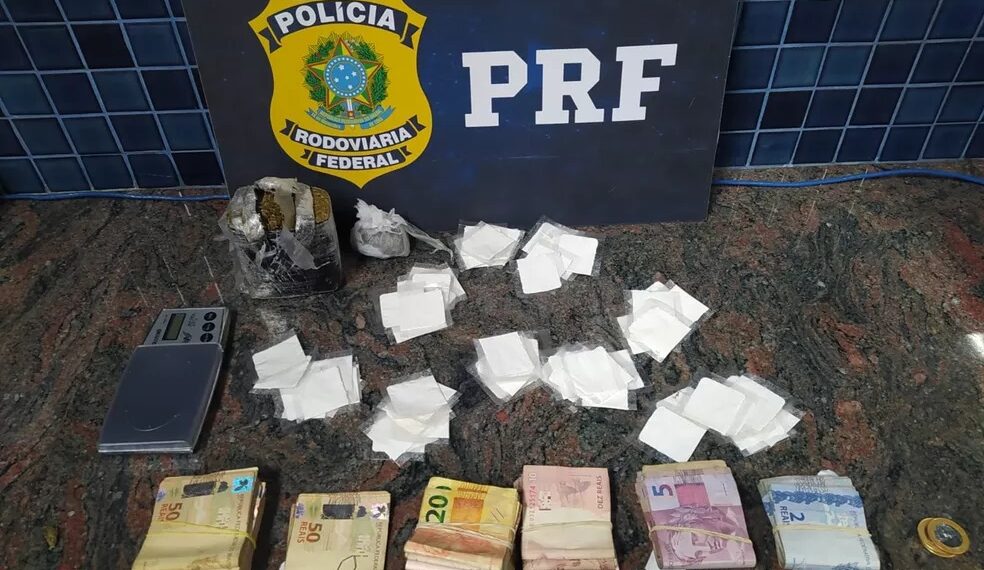 PRF prende homem com drogas e dinheiro escondidos em carro na Fernão Dias