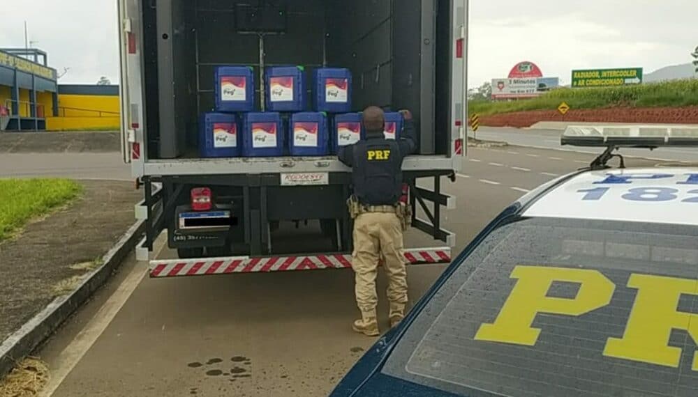 PRF apreende três toneladas de inseticida proibido na Fernão Dias, em Pouso Alegre