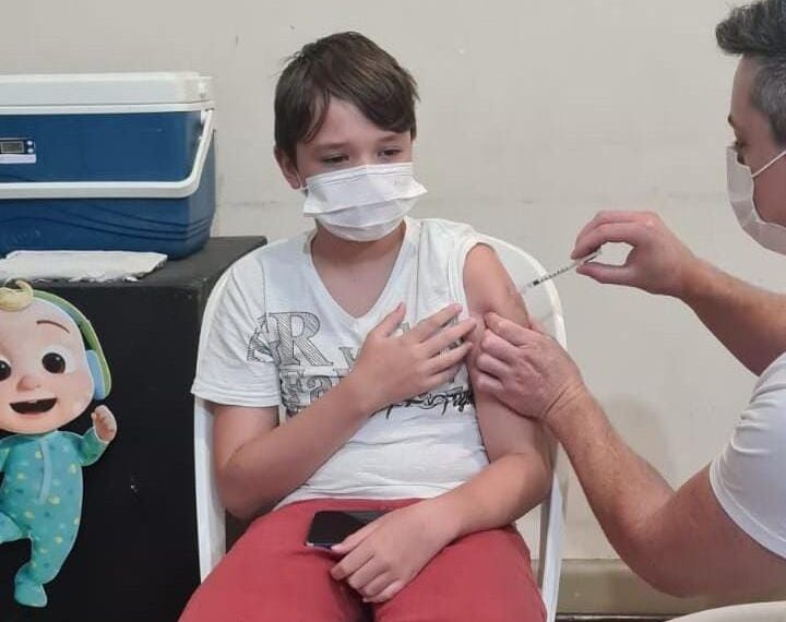 Minas ultrapassa a marca de 1 milhão de doses contra covid aplicadas em crianças