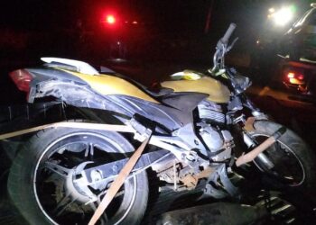 Motociclista tenta fugir da PM, sofre acidente e atinge viatura em Andradas