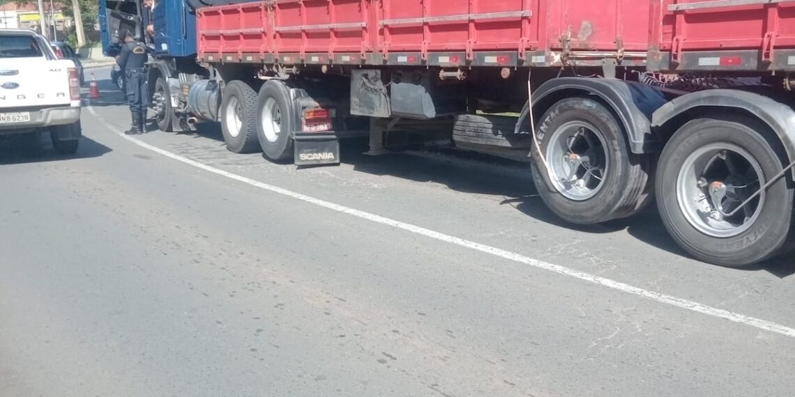 Operação Carga Pesada aplica 11 autuações em Poços de Caldas