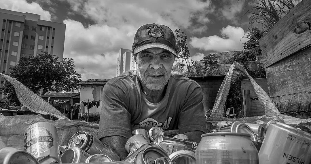 Fotógrafo Victor Imesi retrata vida de catadores de recicláveis no projeto documental ‘A Vida do Lixo’ em Poços de Caldas