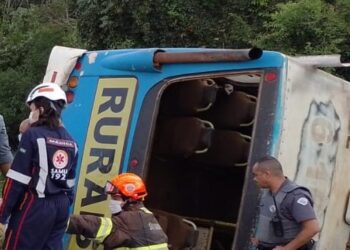 Duas trabalhadoras rurais morrem e 19 pessoas ficam feridas após ônibus tombar na SP-340