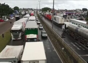 Caminhoneiros e transportadores de combustíveis iniciam paralisação nesta sexta