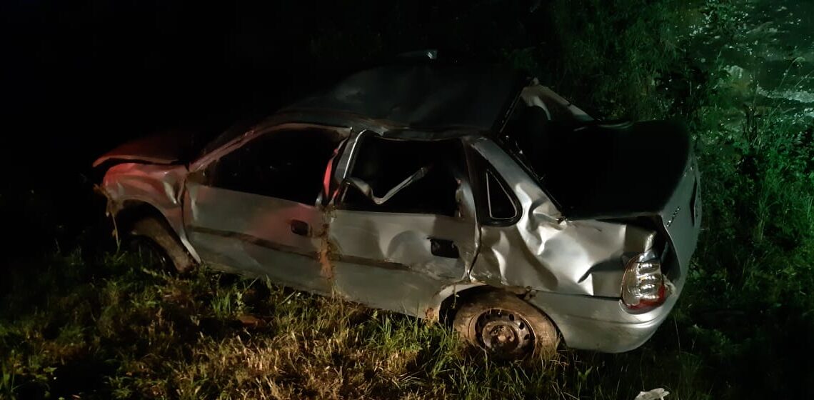 Motorista morre e passageira fica ferida em acidente em Botelhos