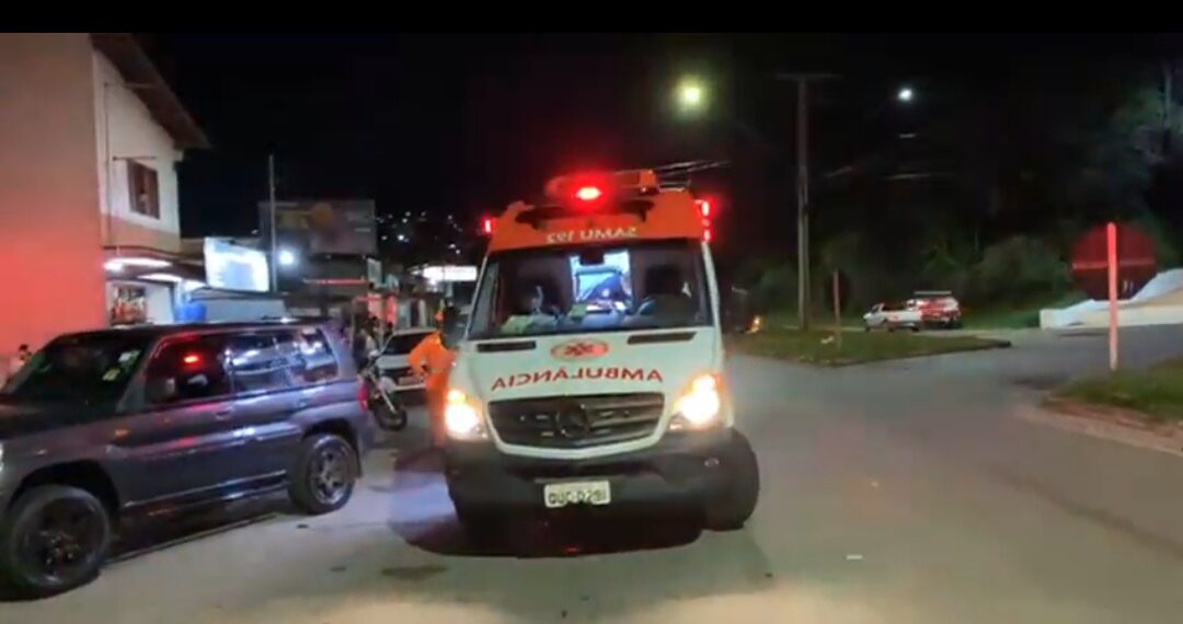 Acidente entre moto e carro deixa dois feridos na Zona Leste de Poços de Caldas