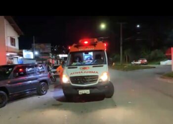 Acidente entre moto e carro deixa dois feridos na Zona Leste de Poços de Caldas