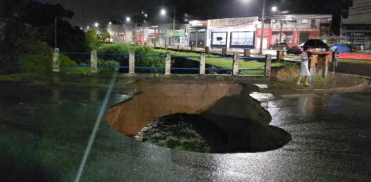 Local onde abriu cratera é interditado em Poços de Caldas