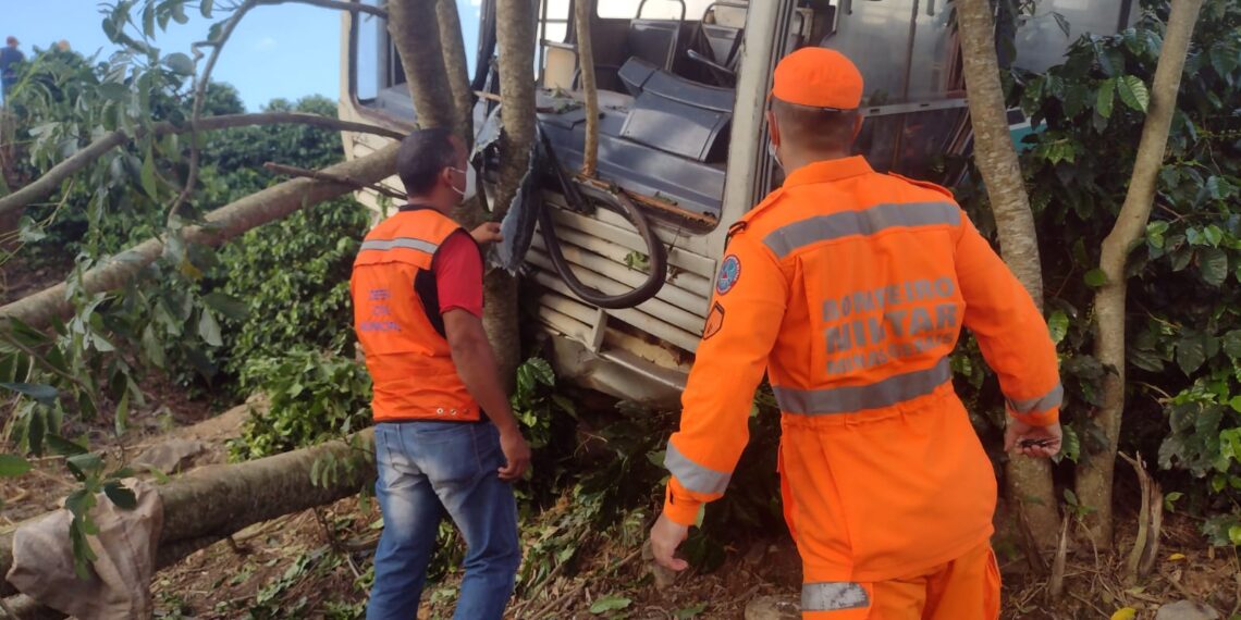 Ônibus com trabalhadores rurais de Mococa-SP cai em ribanceira após pneu estourar