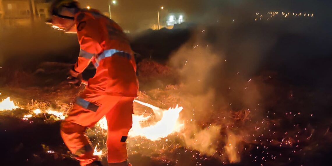 Bombeiros combatem incêndio em lote vago em Andradas