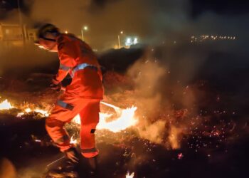 Bombeiros combatem incêndio em lote vago em Andradas