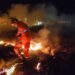 Bombeiros combatem incêndio em lote vago em Andradas