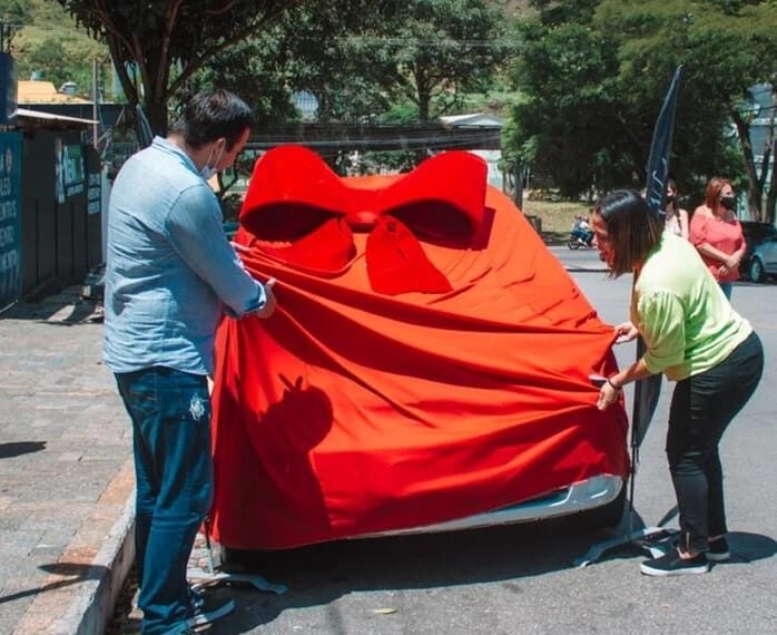 Após ter carro furtado, casal que o utilizava para transportar filha para tratamento ganha outro veículo por meio de vaquinha virtual em Poços de Caldas