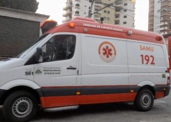 Acidente entre duas motos deixa dois feridos no centro de Poços de Caldas