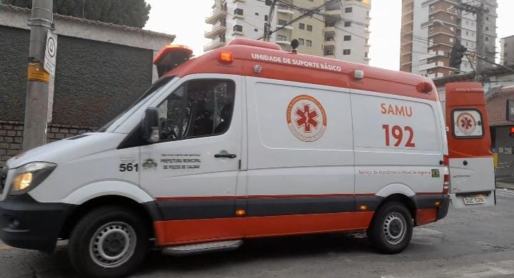 Acidente entre duas motos deixa dois feridos no centro de Poços de Caldas