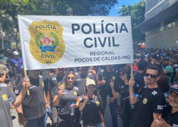 Integrantes das forças de segurança de Poços participam de manifestação em BH
