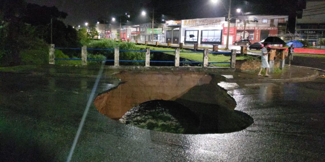 AGORA: Com forte chuva, cratera se forma na zona leste de Poços