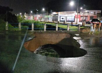 AGORA: Com forte chuva, cratera se forma na zona leste de Poços