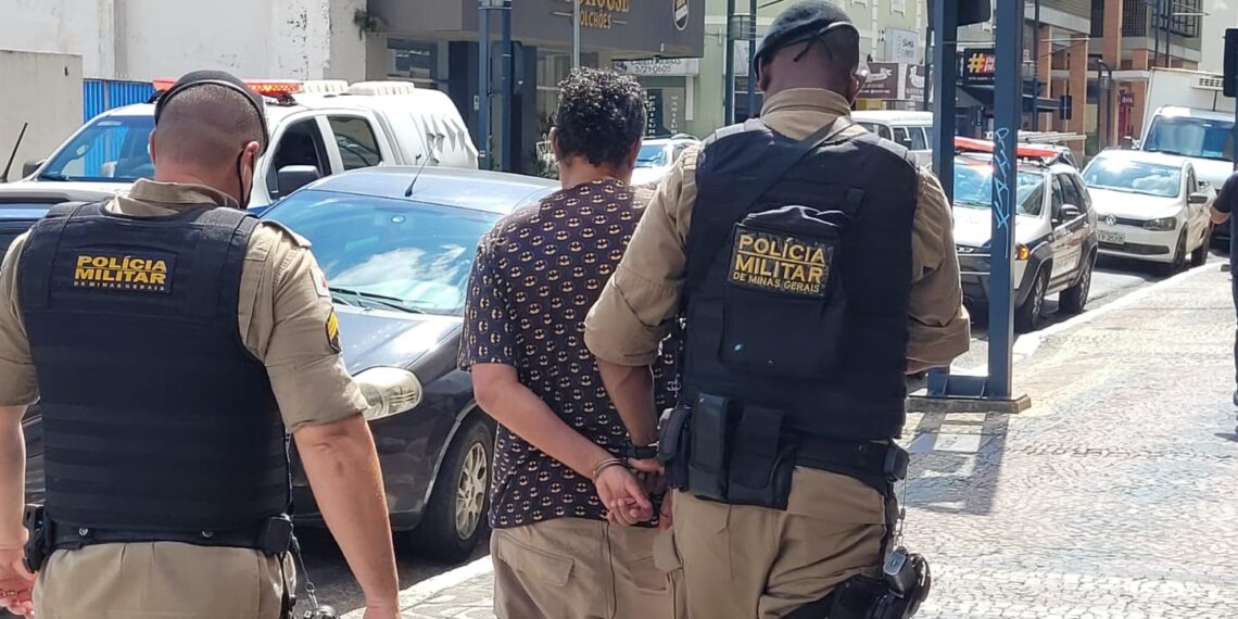 Homem é preso suspeito de agredir ex-namorada no centro de Poços