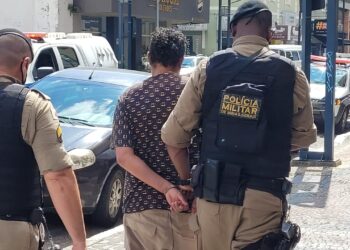 Homem é preso suspeito de agredir ex-namorada no centro de Poços