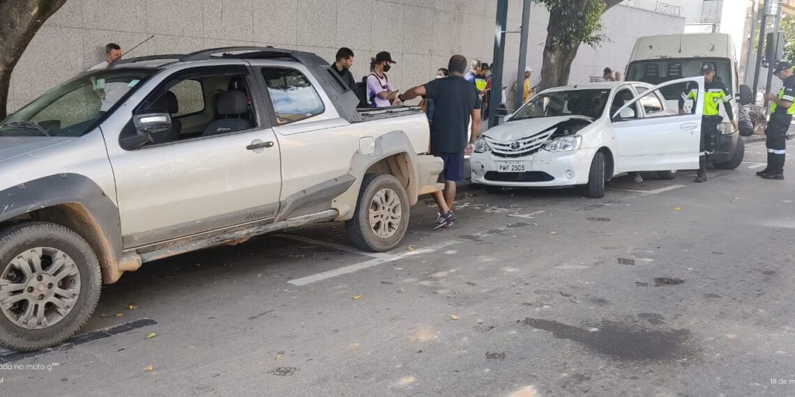 Furgão perde freio e causa engavetamento no centro de Poços de Caldas