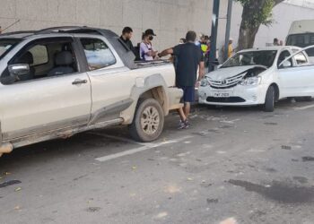 Furgão perde freio e causa engavetamento no centro de Poços de Caldas