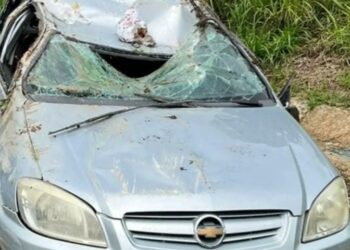 Dois jovens ficaram feridos após o carro em que estavam capotar na BR-459