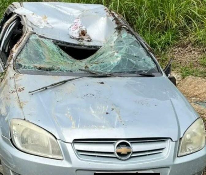 Dois jovens ficaram feridos após o carro em que estavam capotar na BR-459